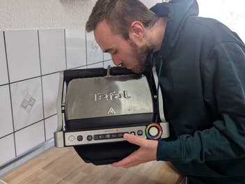 Tefal OptiGrill und Redakteur Cedric Litzki