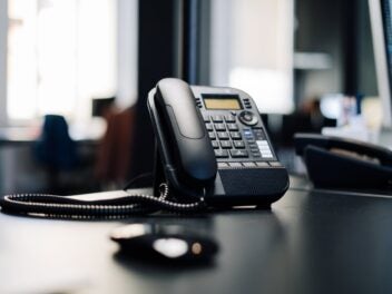 Betrug per Telefon: Ein Festnetztelefon steht auf einem Tisch