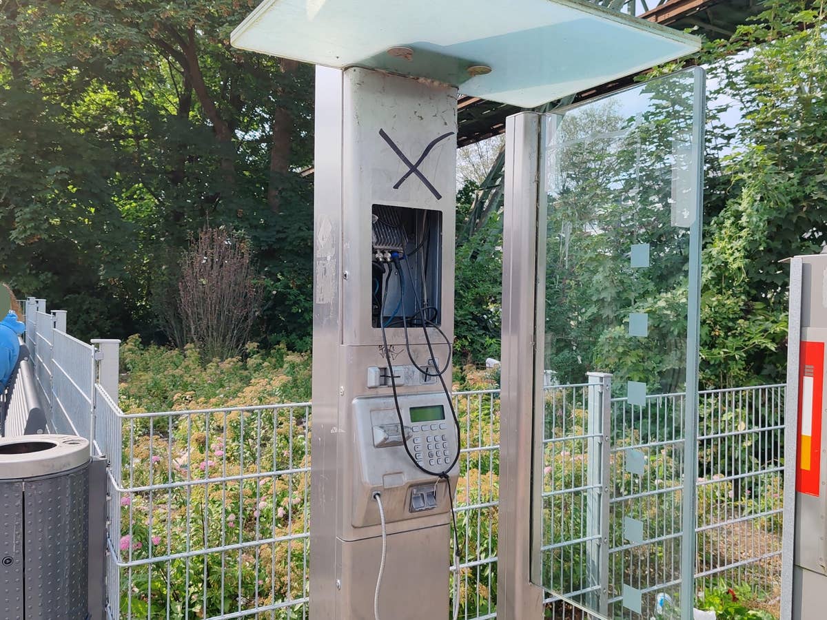 Kaputte Telefonzellen der Telekom stehen im ganzen Land