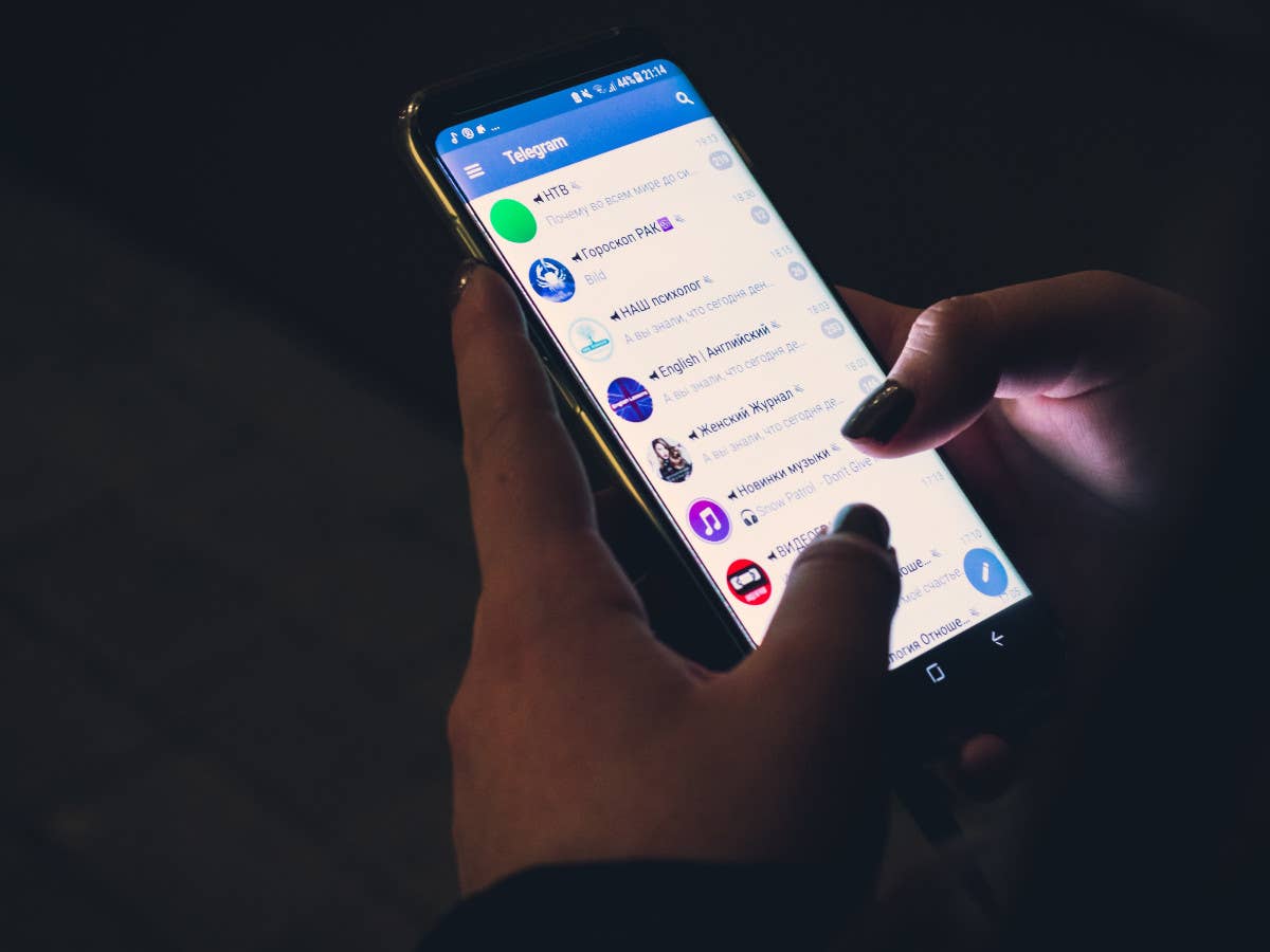 Der Messenger Telegram auf einem Handy
