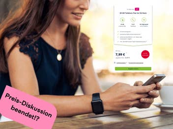 Eine Frau sitzt im Freien und schaut auf ihr Smartphone, am Handgelenk trägt sie ein Smartwatch. Eingeblendet sind Informationen über ein Handy-Tarif-Angebot
