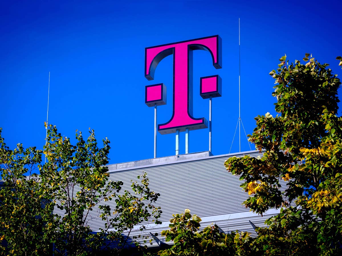 Telekom-Logo vor blauem Himmel.