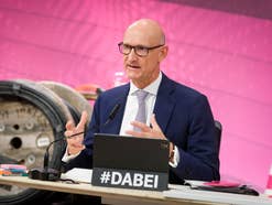 Telekom-Chef Tim Höttges hält seine Rede zur Bilanzpressekonferenz sitzen am Tisch (Archivbild)