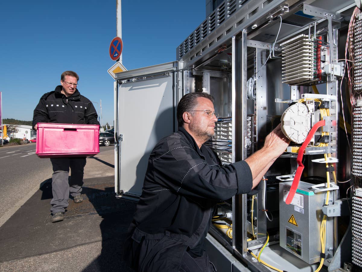 Arbeiten am Verteilerkasten der Telekom