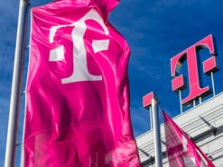 Telekom-Flagge vor Telekom-Zentrale in Bonn