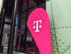Eine Flagge mit dem Logo der Deutschen Telekom