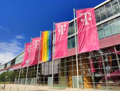 Telekom-Flaggen vor einer Niederlassung des Anbieters