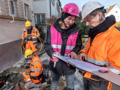 Bauarbeiter der Telekom vor einem Haus