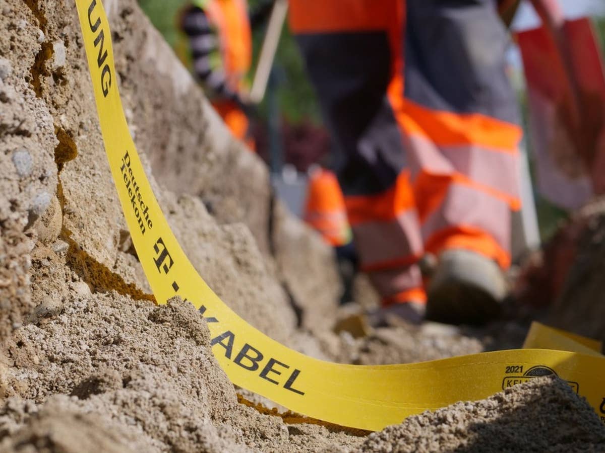 Ein Warnband in einer Baustelle der Telekom