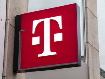 Telekom-Logo an einem Shop in Düsseldorf.