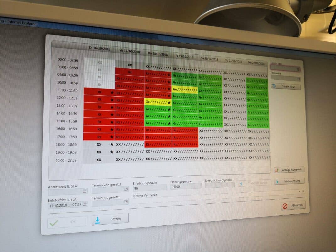 Eine Software zeigt dem Telekom-Mitarbeiter an, wann Telekom-Techniker verfügbar sind.