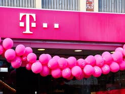 Telekom-Laden mit Luftballons davor