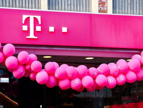 Telekom-Laden mit Luftballons davor