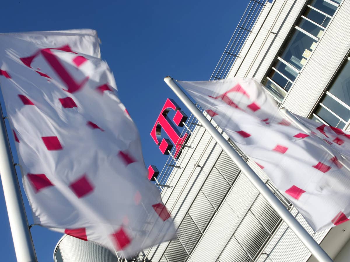 Telekom Fahnen und Telekom T an Konzernzentrale