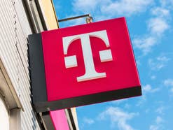 Telekom-Logo an einer Hauswand