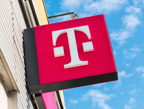 Telekom-Logo an einer Hauswand