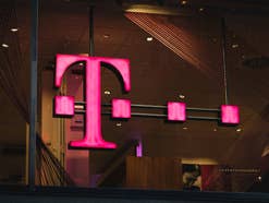Telekom-Logo auf einer Glas-Häuserwand