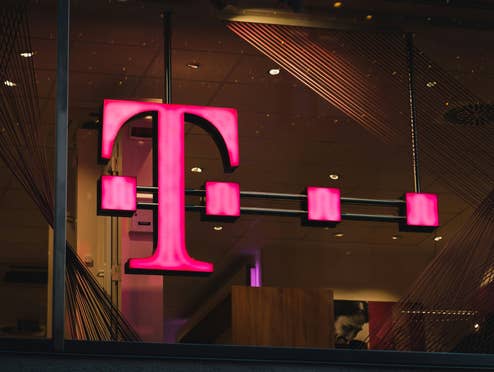 Telekom-Logo auf einer Glas-Häuserwand