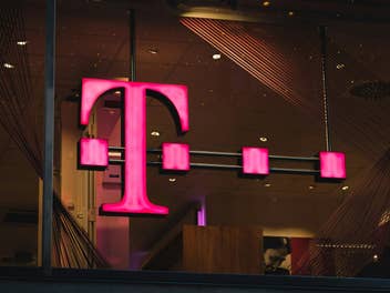 Telekom-Logo auf einer Glas-Häuserwand