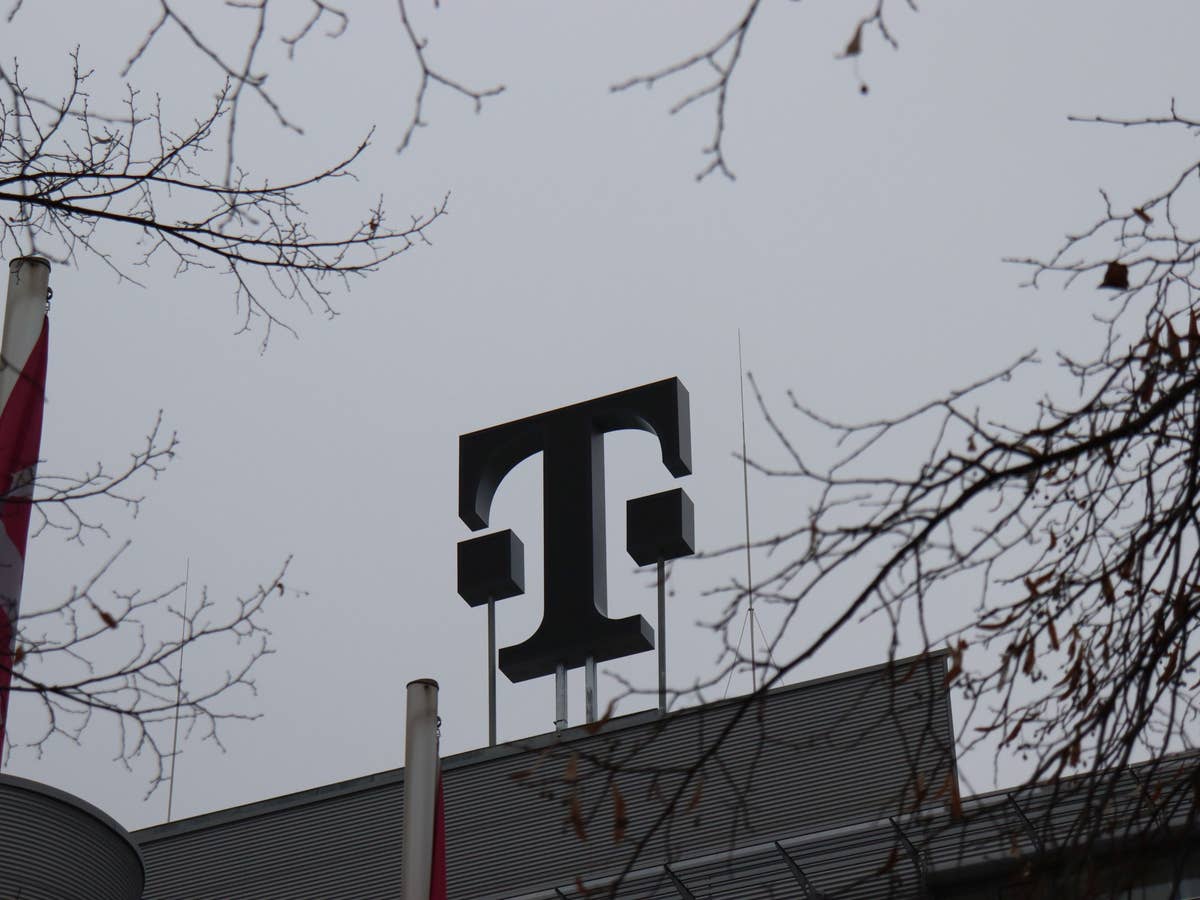 Das Logo der Telekom auf einem Dach Das Logo der Telekom auf einem Dach