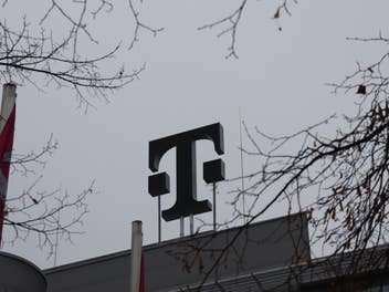 Das Logo der Telekom auf einem Dach