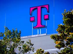 Das Logo der Telekom auf einem Dach