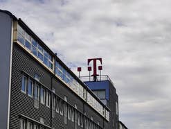 Das Telekom-Logo auf dem Dach eines Hauses