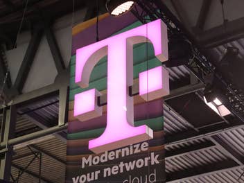 Telekom-Logo am Dach einer Messehalle