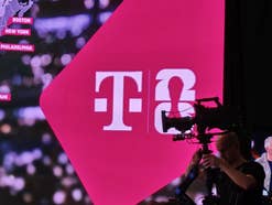 Eine TV.Kamera vor einem Telekom-Logo
