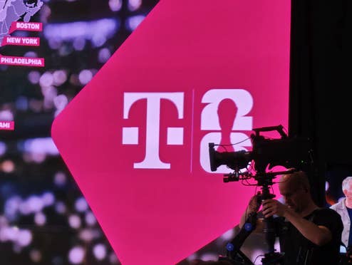 Die Telekom plant 3 UHD-Sender zur WM Eine TV.Kamera vor einem Telekom-Logo