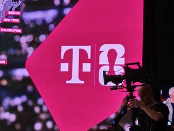Eine TV.Kamera vor einem Telekom-Logo