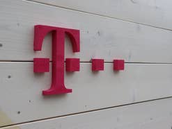 Telekom-Logo auf einer Holzwand