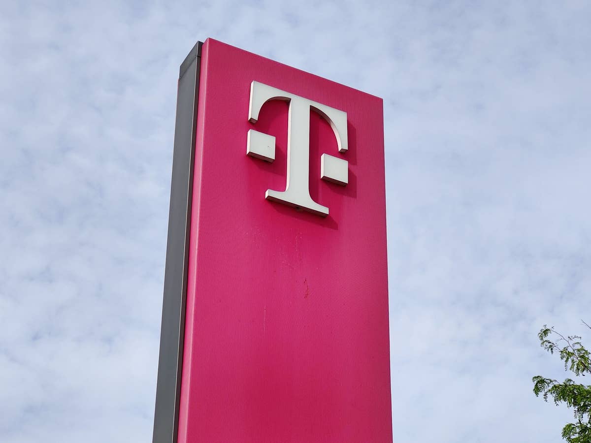 Telekom-Logo an einem Schild