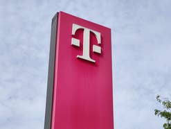 Telekom-Logo an einem Schild