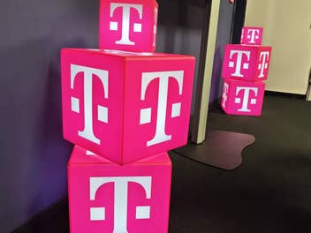 Mehrere Würfel mit Telekom-Logo