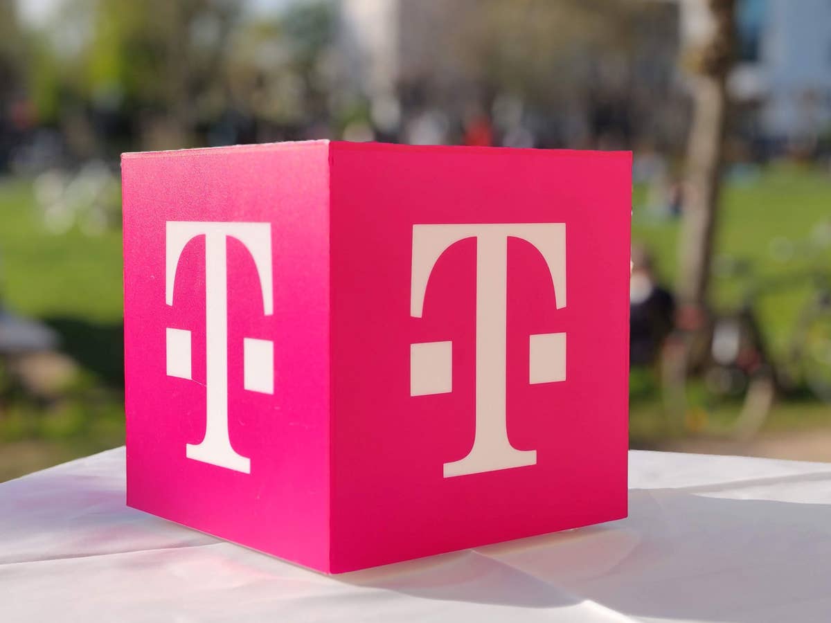 Das Logo der Telekom auf einem Würfel
