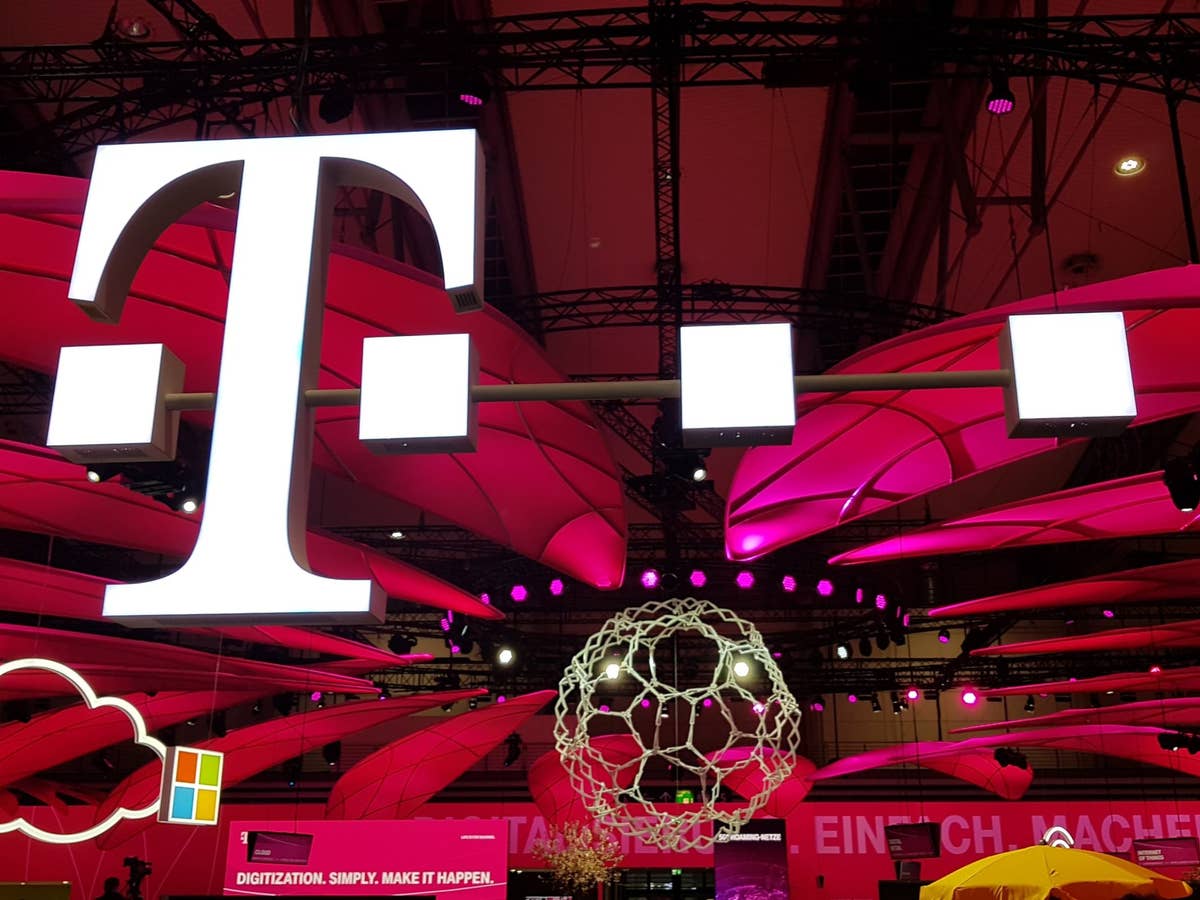 Das Logo der Telekom auf einem Messestand