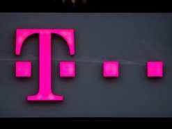 Telekom-Logo an einer Fassade.