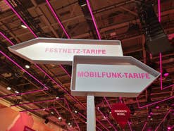 Zwei Pfeile mit der Beschriftung Festnetz-Tarife und Mobilfunktarife