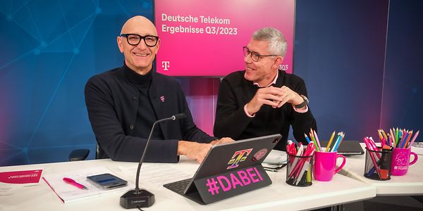 Tim Höttges und Christian Illek bei der Präsentation der Quartalszahlen der Deutschen Telekom im November 2023.