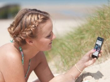 Eine Frau am Strand mit einem Handy