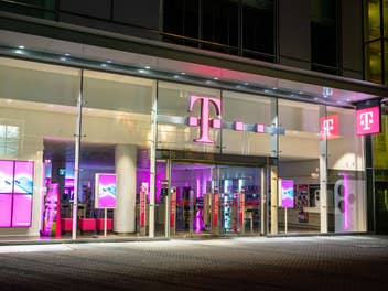 Telekom-Shop in der Nacht