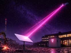 Ein Satellit sendet zu einer Starlink-Antenne