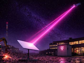 Ein Satellit sendet zu einer Starlink-Antenne