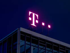 Telekom-Logo auf Telekom-Zentrale in Bonn.