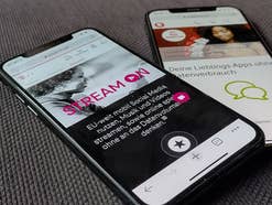 Webseiten von Vodafone Pass und Telekom StreamOn auf zwei Smartphones