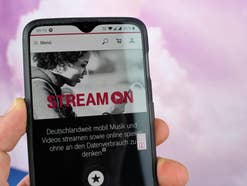OnePlus 6T mit Stream On der Telekom auf dem Display