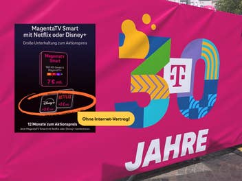 Hinweis auf ein Telekom-Angebot vor einer Wand mit der Aufschrift 