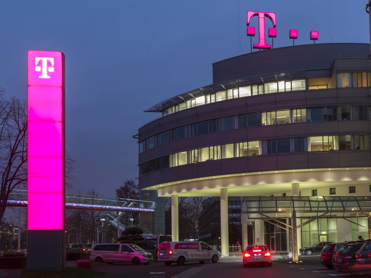 Die Zentrale der Deutschen Telekom bei Nacht