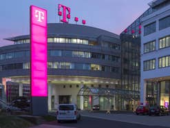 Die Zentrale der Telekom bei Nacht